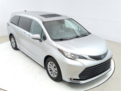 Used 2022 Toyota Sienna XLE image 13