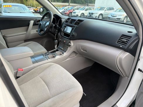 Used 2013 Toyota Highlander Plus AWD/4WD image 16