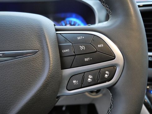 Used 2024 Chrysler Pacifica Touring-L image 28