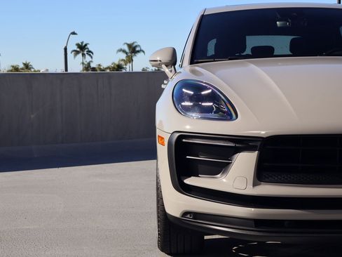 Certified 2024 Porsche Macan image 12