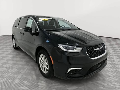 Used 2024 Chrysler Pacifica Touring-L FWD image 7