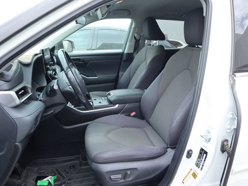 Used 2021 Toyota Highlander LE FWD image 9