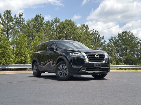 Used 2025 Nissan Pathfinder S AWD/4WD image 2