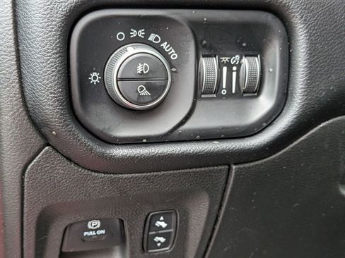 Used 2019 RAM 1500 Laramie AWD/4WD image 17