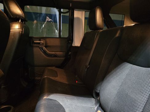 Used 2017 Jeep Wrangler Unlimited Sahara image 9