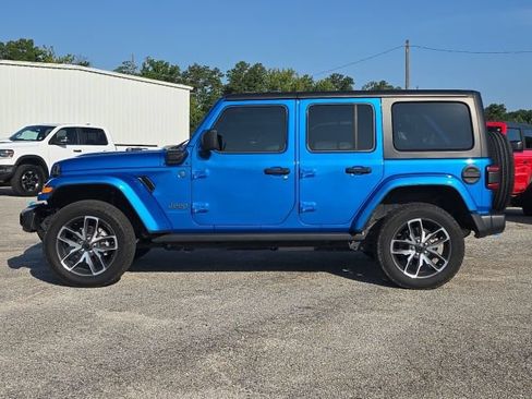 Used 2024 Jeep Wrangler Unlimited w/ Convenience Group AWD/4WD image 2