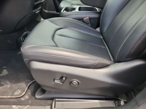Used 2026 Chrysler Pacifica Select FWD image 5