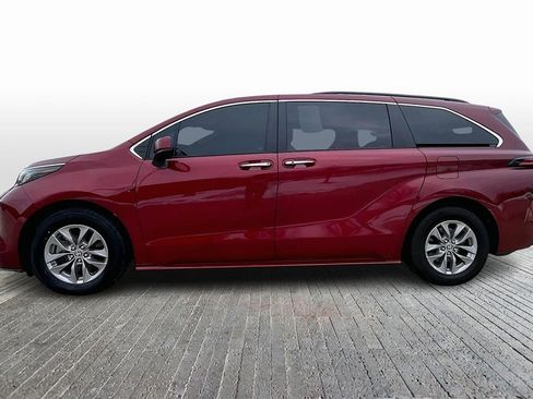 Used 2022 Toyota Sienna XLE image 5