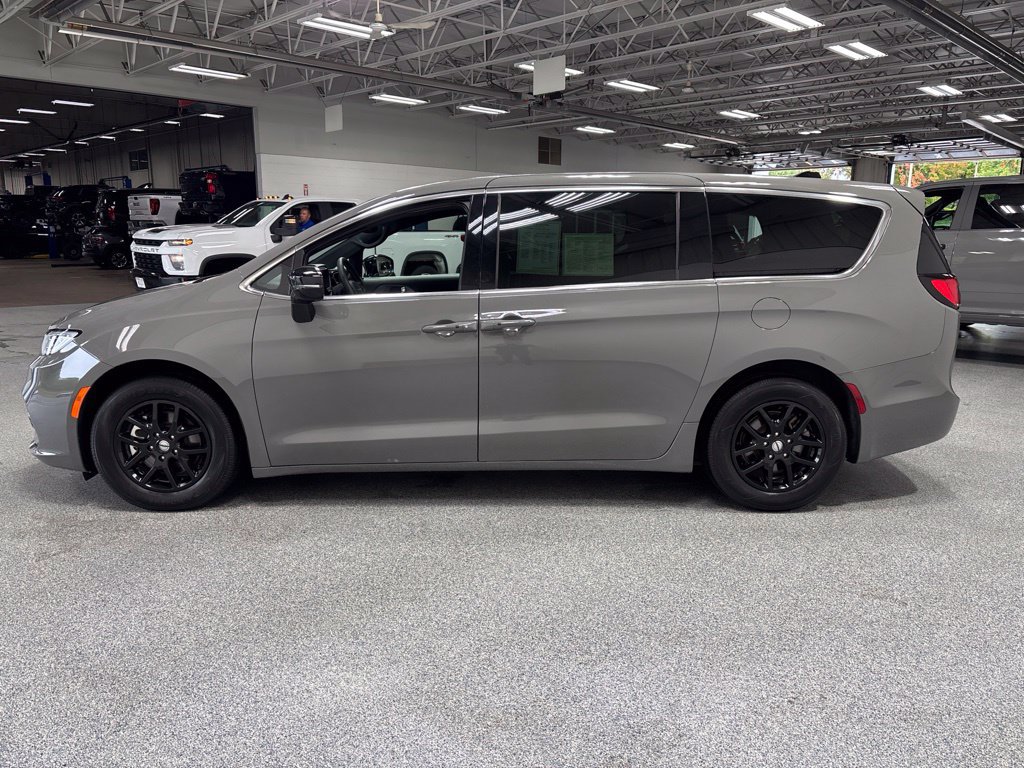 Used 2025 Chrysler Pacifica Select FWD image 4