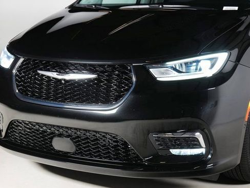 Used 2023 Chrysler Pacifica Limited FWD image 32