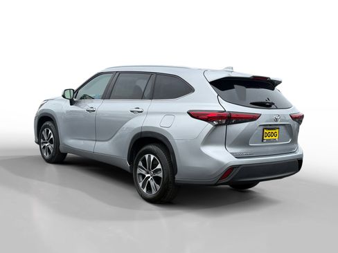 Used 2023 Toyota Highlander L image 3