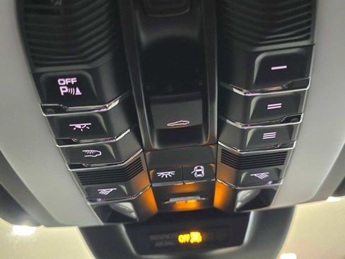 Used 2024 Porsche Macan AWD/4WD image 32