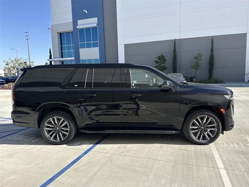 Used 2023 Cadillac Escalade ESV Sport image 2