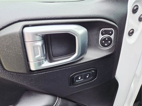 Used 2019 Jeep Wrangler Unlimited Sahara AWD/4WD image 16