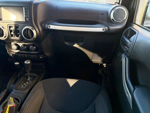 Used 2017 Jeep Wrangler Unlimited Sahara w/ Connectivity Group AWD/4WD image 17