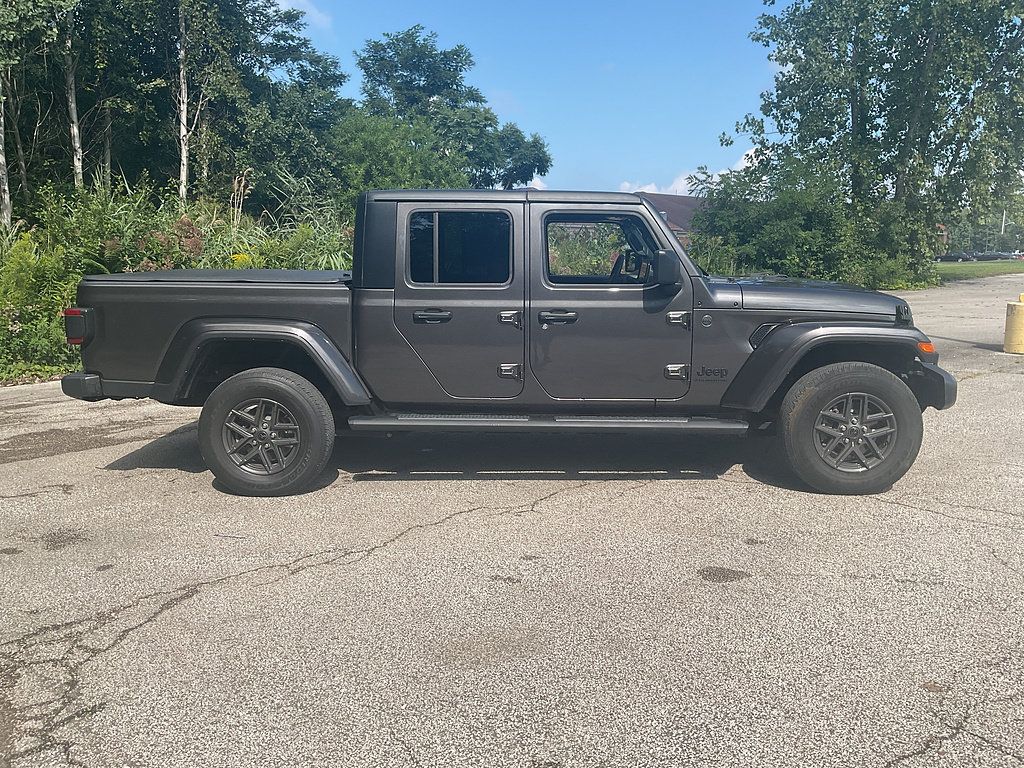 Used 2024 Jeep Gladiator Sport AWD/4WD image 4