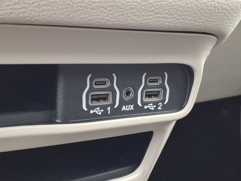Used 2024 Chrysler Pacifica Limited FWD image 17