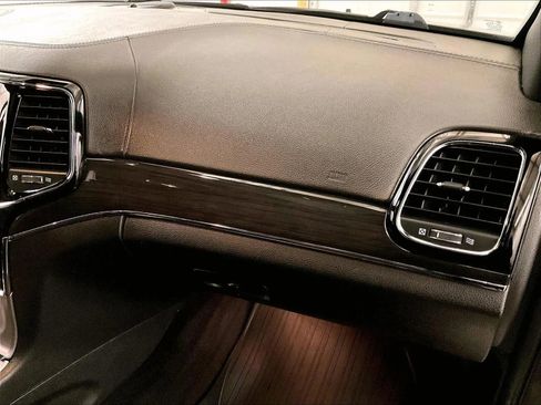 Used 2019 Jeep Grand Cherokee Overland AWD/4WD image 15