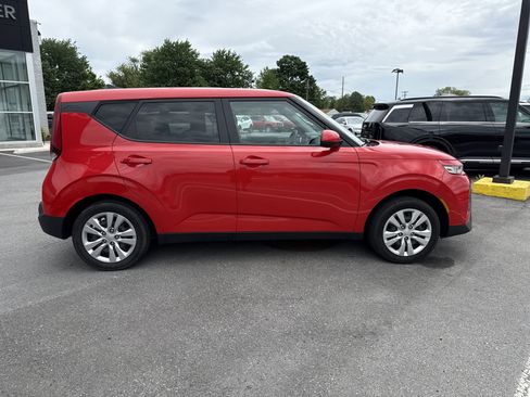 Used 2020 Kia Soul LX FWD image 2