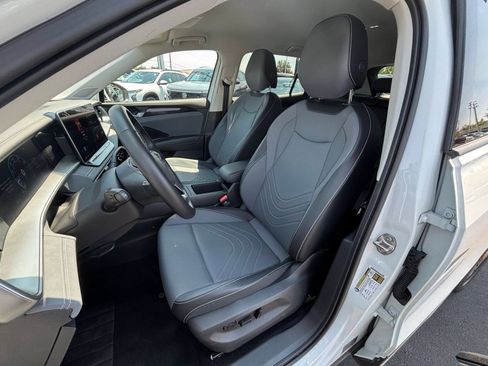 Used 2026 Volkswagen Tiguan SE FWD image 38