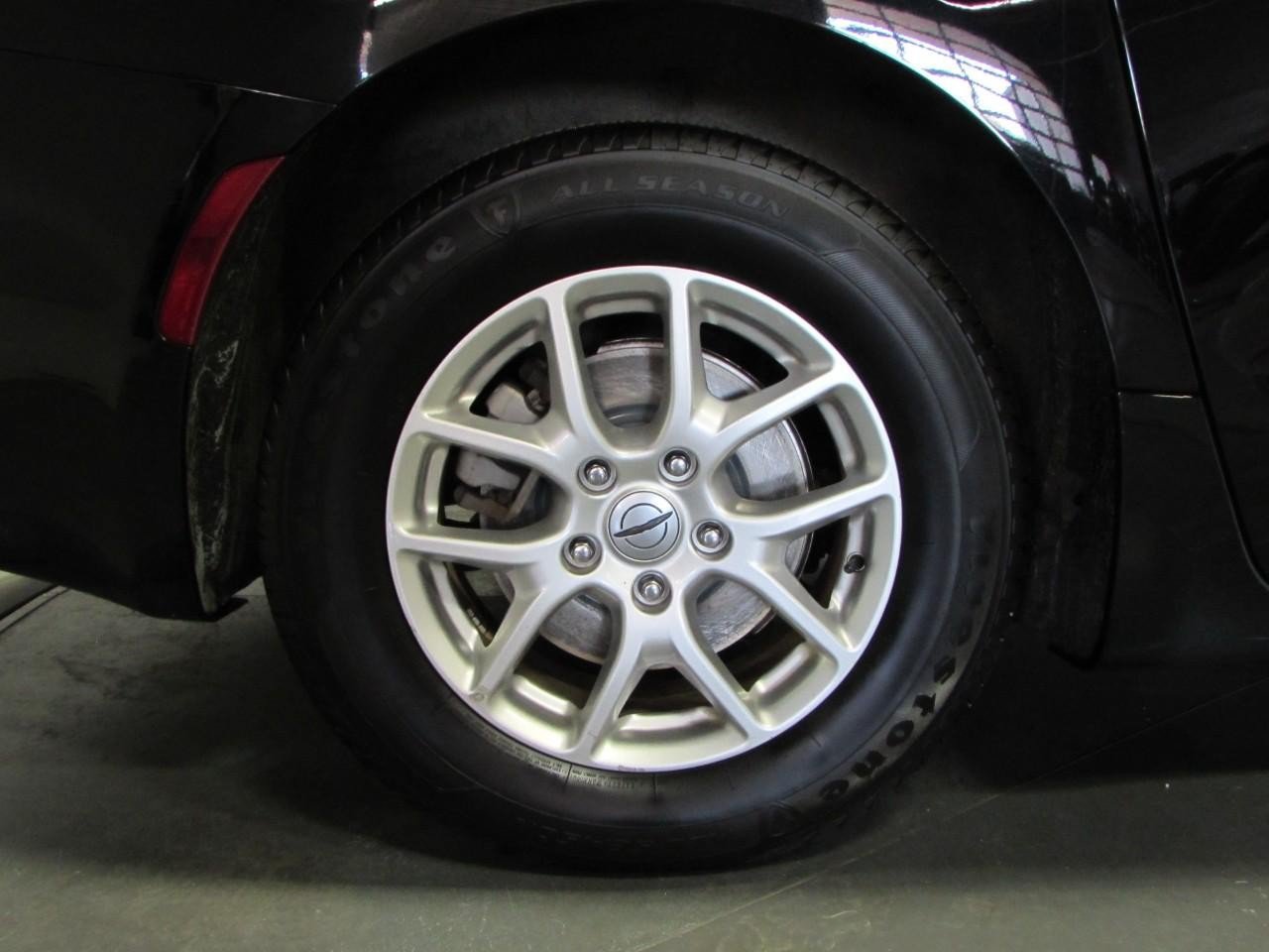 Used 2025 Chrysler Pacifica Select FWD image 9