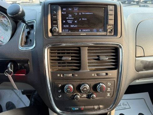 Used 2019 Dodge Grand Caravan SXT FWD image 13