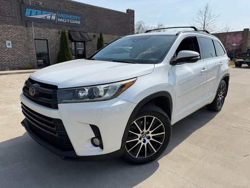 Used 2017 Toyota Highlander SE image 1