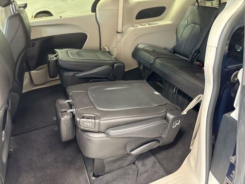 Used 2023 Chrysler Pacifica Touring-L FWD image 39
