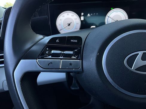 Used 2025 Hyundai Elantra Limited image 34