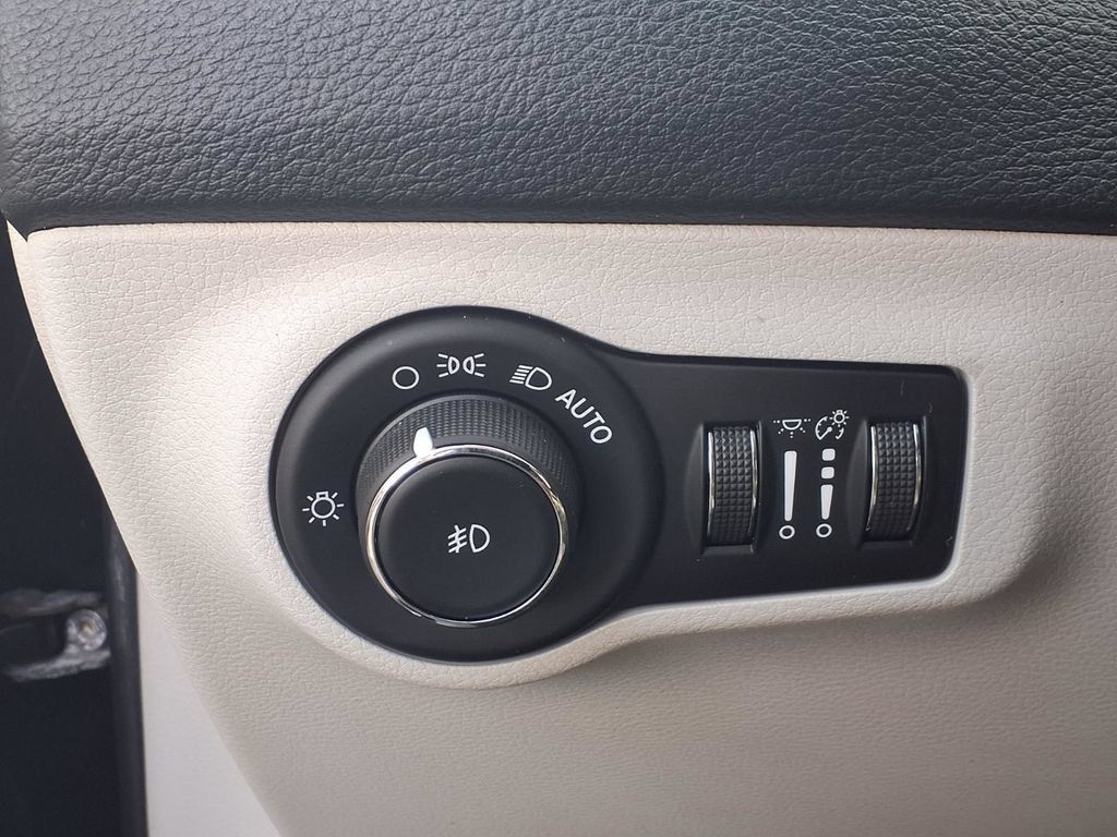 Used 2018 Jeep Compass Latitude w/ Popular Equipment Group FWD image 7