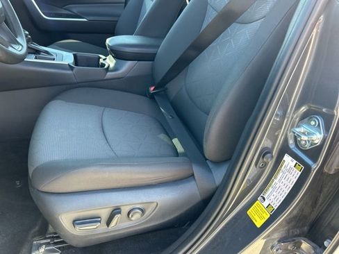 Used 2025 Toyota RAV4 XLE FWD image 11