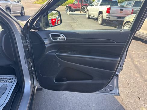 Used 2019 Jeep Grand Cherokee Laredo AWD/4WD image 20