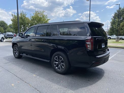 Used 2023 Chevrolet Suburban Z71 w/ Luxury Package AWD/4WD image 7