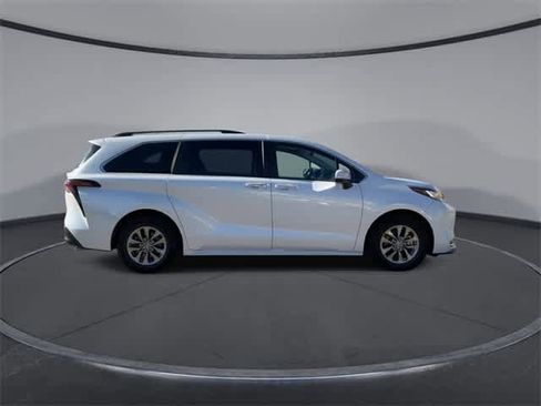 Certified 2023 Toyota Sienna XLE image 9