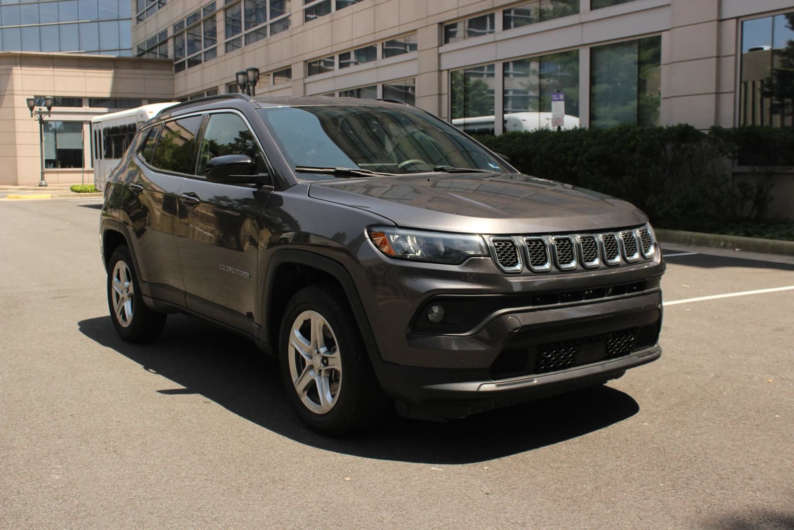 Used 2024 Jeep Compass Latitude AWD/4WD image 1