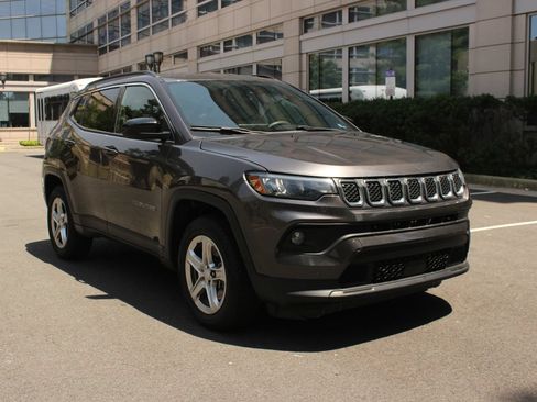 Used 2024 Jeep Compass Latitude AWD/4WD image 1