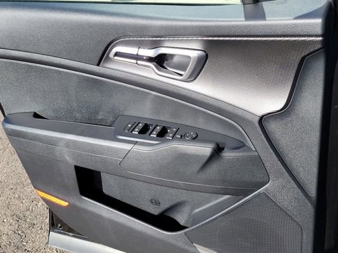 Certified 2025 Kia Sportage LX image 7