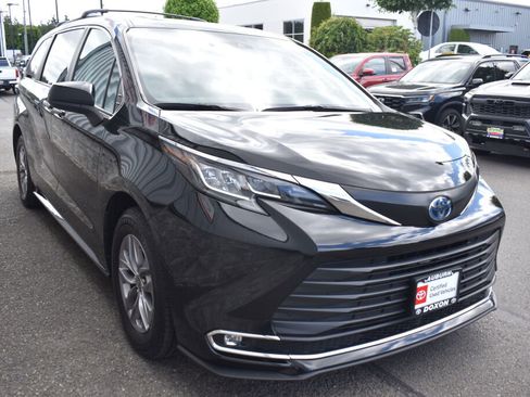Certified 2023 Toyota Sienna XLE AWD/4WD image 3