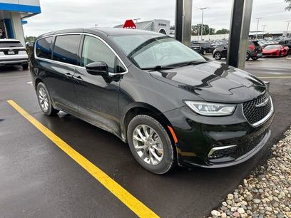 Used 2023 Chrysler Pacifica Touring-L w/ Uconnect Theater Family Group