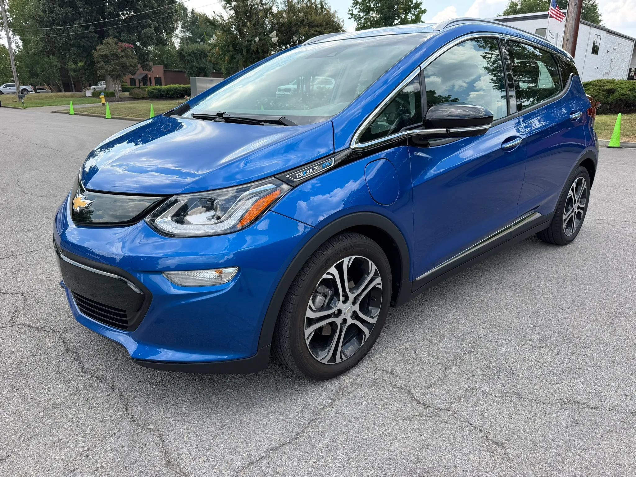 Used 2019 Chevrolet Bolt Premier w/ Infotainment Package FWD image 10