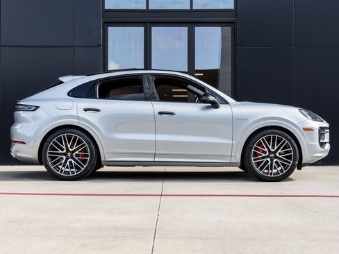 Certified 2025 Porsche Cayenne S AWD/4WD image 12