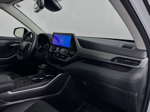 Used 2025 Toyota Highlander XLE AWD/4WD image 35