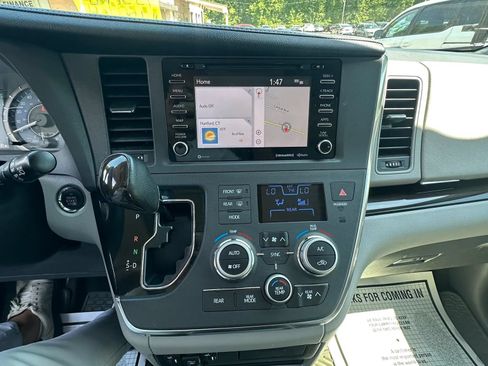 Used 2018 Toyota Sienna XLE Premium FWD image 14