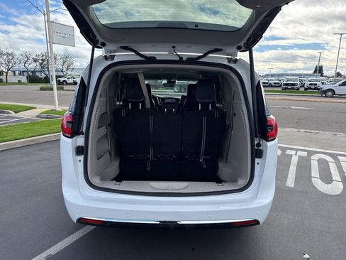 Used 2024 Chrysler Pacifica Touring-L image 6