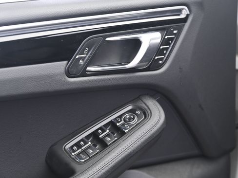 Certified 2023 Porsche Macan S AWD/4WD image 27