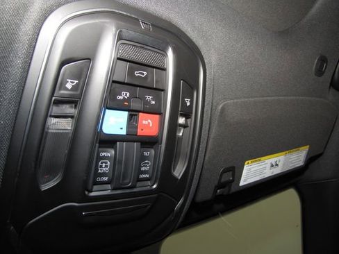 Used 2025 Jeep Grand Cherokee Altitude image 8