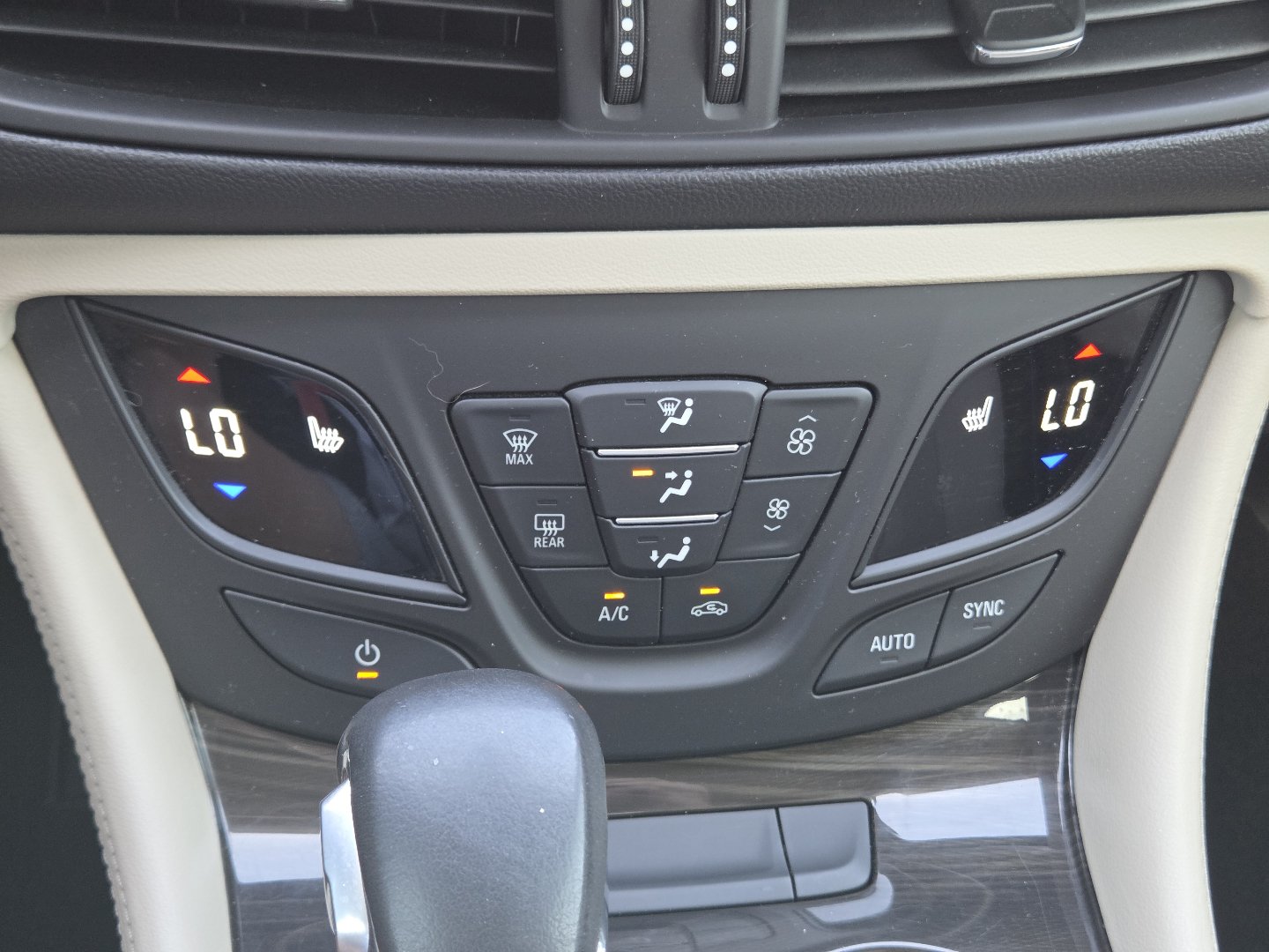 Used 2019 Buick Envision Essence FWD image 33