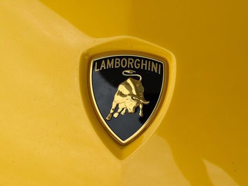 Used 2018 Lamborghini Aventador S image 8