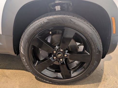 Used 2023 Land Rover Defender 110 SE image 7