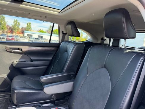 Used 2022 Toyota Highlander Platinum AWD/4WD image 32